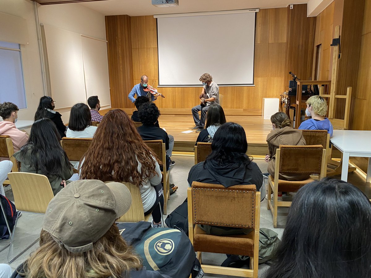 EASDValDelOmar's tweet photo. Concierto Didáctico de Música Tradicional Irlandesa a cargo de Mitch Depew y Miguel Navarro @ONMItunes Alumnado de Bachillerato de Artes Plásticas, Diseño e Imagen de @EAG_oficial ha conocido los elementos de la tradición musical irlandesa @EducaAnd @consejeriauk @BritishCouncil https://t.co/ALZFOhjH2U