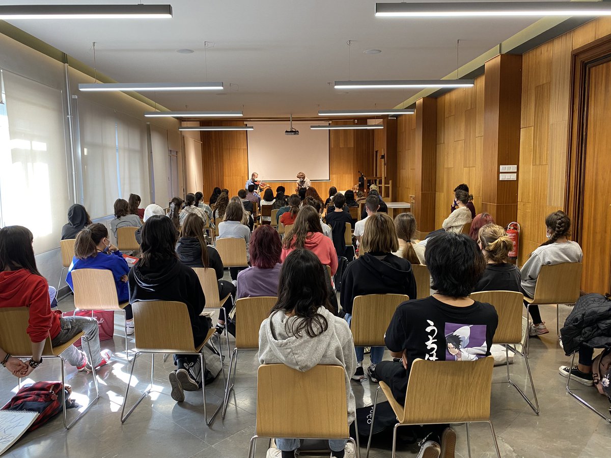 EASDValDelOmar's tweet photo. Concierto Didáctico de Música Tradicional Irlandesa a cargo de Mitch Depew y Miguel Navarro @ONMItunes Alumnado de Bachillerato de Artes Plásticas, Diseño e Imagen de @EAG_oficial ha conocido los elementos de la tradición musical irlandesa @EducaAnd @consejeriauk @BritishCouncil https://t.co/ALZFOhjH2U