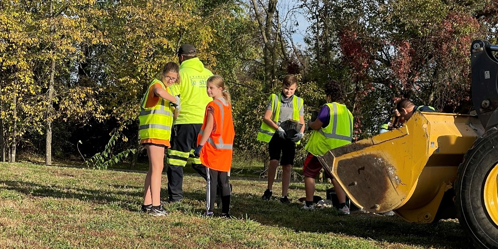 BerkCoSchoolsWV's tweet photo. Students at South Middle teamed up with #Entsorga to plant new trees in partnership with the @CacaponInst! Just one new tree helps provide oxygen we need and removes harmful carbon dioxide from the atmosphere! Thanks for being a friend to the environment! #GreenThumb #BCSProud https://t.co/RWY6LKU7E2