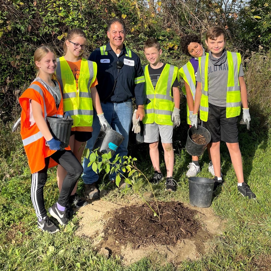 BerkCoSchoolsWV's tweet photo. Students at South Middle teamed up with #Entsorga to plant new trees in partnership with the @CacaponInst! Just one new tree helps provide oxygen we need and removes harmful carbon dioxide from the atmosphere! Thanks for being a friend to the environment! #GreenThumb #BCSProud https://t.co/RWY6LKU7E2