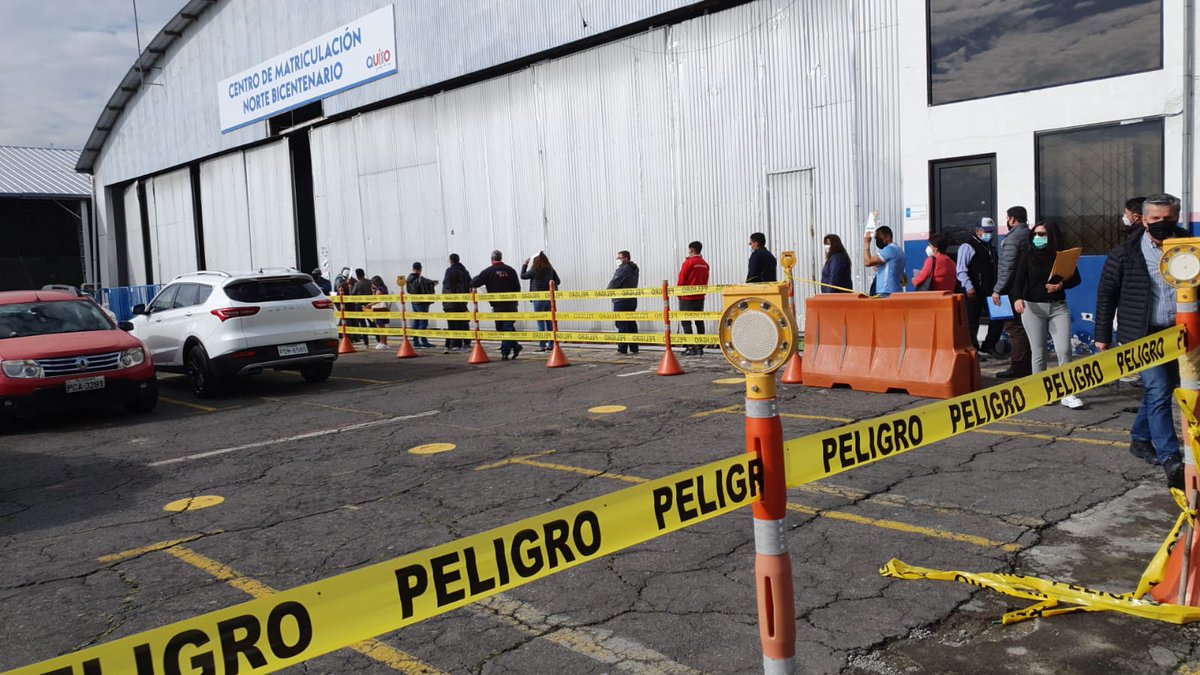 marimararteaga9's tweet photo. La burocracia a su máxima expresión.... cola de más de una hora para reagendar la cita reagendada de la semana pasada... @AMT_Quito falta de respeto total! https://t.co/2UMpNLcbHz