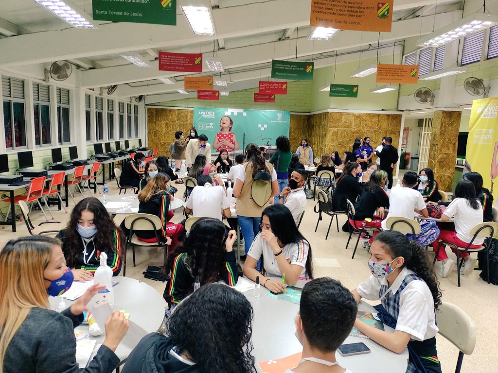 checholopezm's tweet photo. Los sueños y expectativas de futuro de alrededor de 180 niños y jóvenes estudiantes del @INEM_Medellin serán parte del Plan Estratégico #MER30/50 #MedellínFuturo https://t.co/tSpPcX2G6I