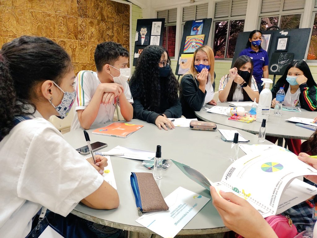 checholopezm's tweet photo. Los sueños y expectativas de futuro de alrededor de 180 niños y jóvenes estudiantes del @INEM_Medellin serán parte del Plan Estratégico #MER30/50 #MedellínFuturo https://t.co/tSpPcX2G6I