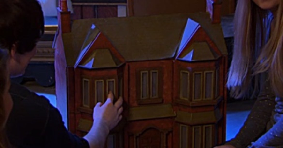 ramonsbuff's tweet photo. They key house reminded me of the doll house from House of Anubis. #LockeAndKeyS2 https://t.co/japSxrBVb4