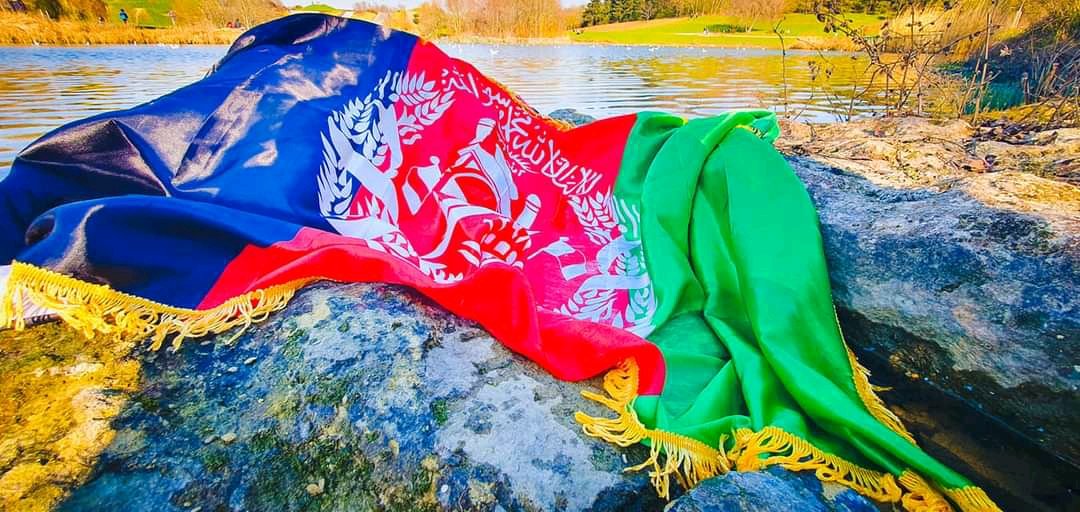 نن یې درسره دومره ریټویټ کړئ چې ټولې نړۍ ته ورسېږي.
درې رنګونه ښایستونه.♥♥