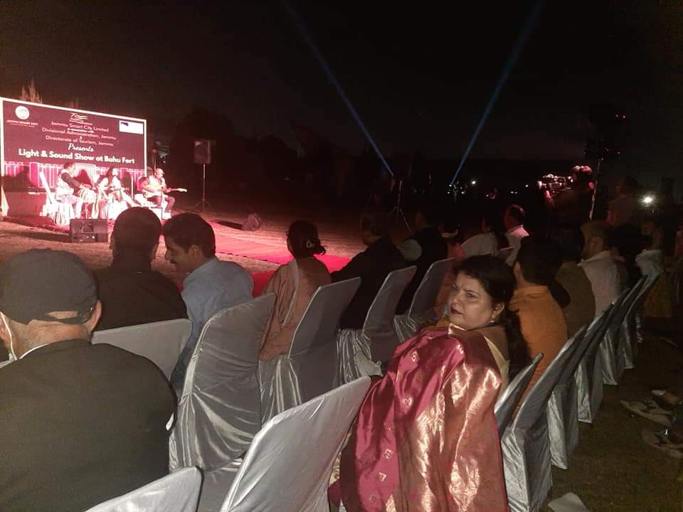 SunitaG59829640's tweet photo. #AzadiKaAmritMahotsav
#Light& #SoundShow
Hon'ble Councillor & Member Executive JMC attend Smt. Sunita Gupta attend Light & Sound Show at Bahufort Jammu under Smart City Project. https://t.co/BtSHeXVltK