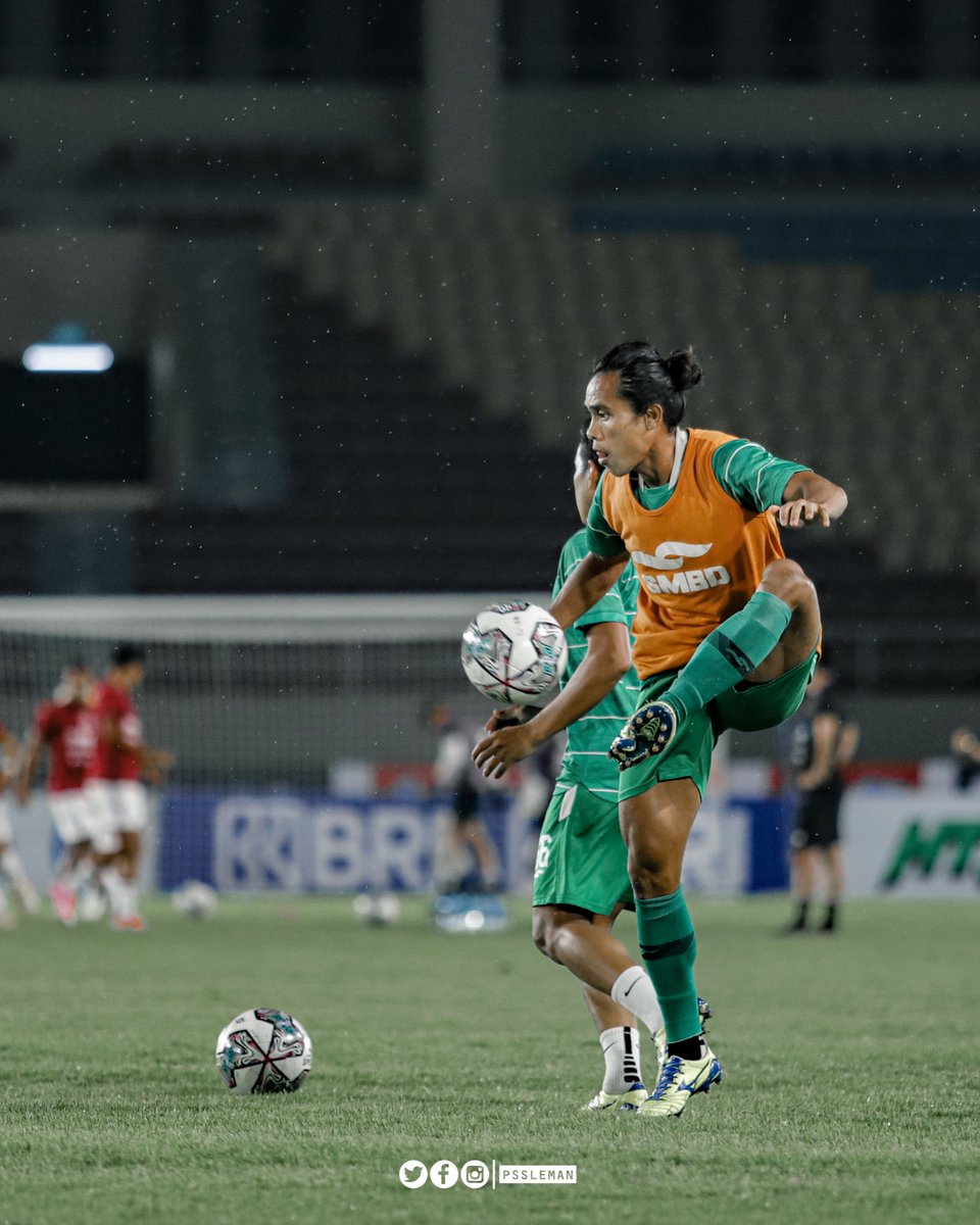 PSSleman's tweet photo. Warming up di tengah rintik hujan Stadion Manahan 🔥

#PSS #COSE #PSSDay #PSSvsBaliUnited #BRILiga1 https://t.co/vFIuN14muo
