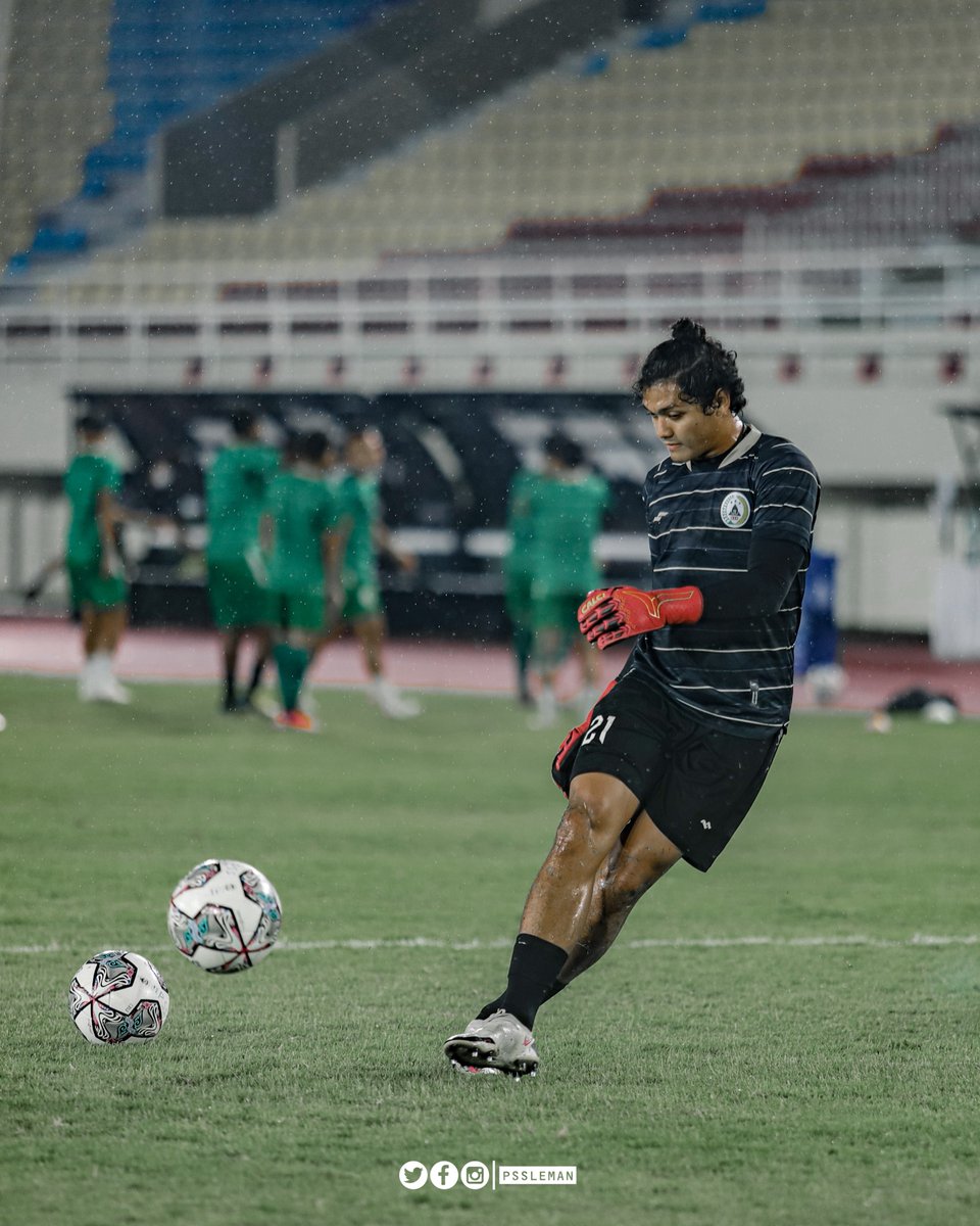 PSSleman's tweet photo. Warming up di tengah rintik hujan Stadion Manahan 🔥

#PSS #COSE #PSSDay #PSSvsBaliUnited #BRILiga1 https://t.co/vFIuN14muo