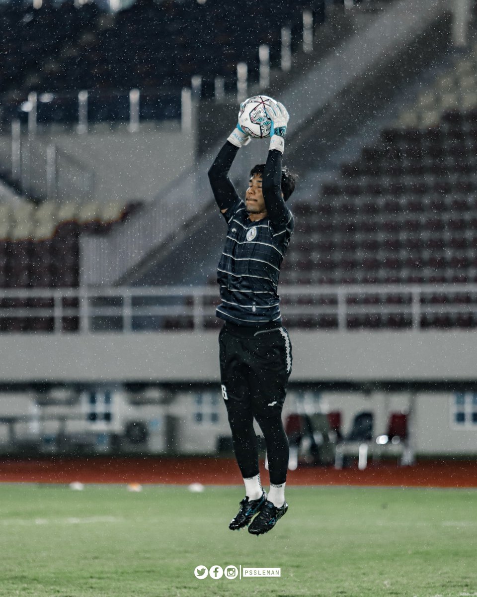 PSSleman's tweet photo. Warming up di tengah rintik hujan Stadion Manahan 🔥

#PSS #COSE #PSSDay #PSSvsBaliUnited #BRILiga1 https://t.co/vFIuN14muo