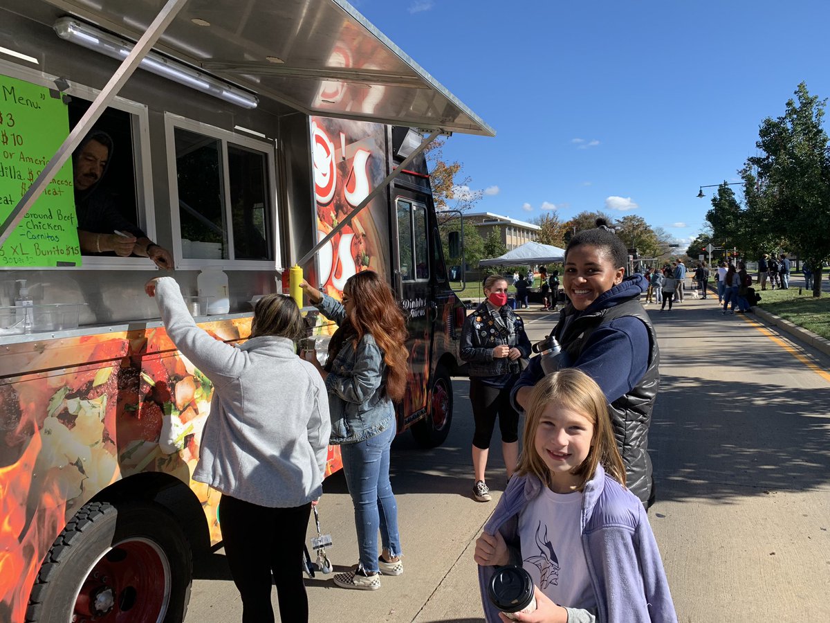 LUVikingsWBB's tweet photo. Had some fun in the morning of LU Blue and White Weekend this past Saturday. Beautiful fall day, fun times and awesome food on the campus @lawrenceuni 💯❤️🍁🔵⚪️

#whyLU
#fallinwisconsin 
#foodtrucks https://t.co/coDmxJpF0g