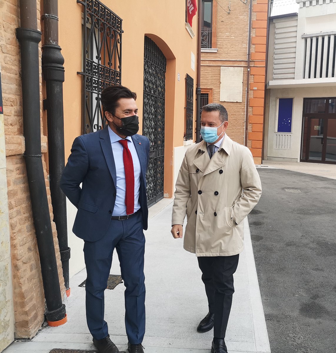 Visita di sentita vicinanza e solidarietà del Prefetto Campanaro alla Camera del Lavoro di #Ferrara dopo il violento assalto alla sede della #Cgil nazionale. Leggi il comunicato stampa👇
bit.ly/3BqvGo8