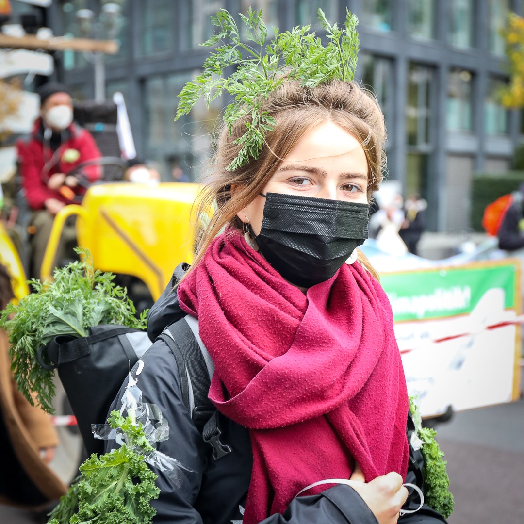 xrebellion_hh's tweet photo. Fridays For Future gehen den nächsten Schritt und blockierten letzte Woche nach dem Klimastreik gemeinsam mit anderen Bewegungen die Kreuzung vor der SPD-Parteizentrale in Berlin.
#GerechtigkeitJetzt #fridaysforfuture #ZIVILERUNGEHORSAM #timetorebel #timeisrunningout https://t.co/QPYhUZPkkg