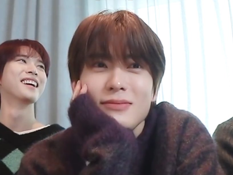หยุดดูไม่ได้เลยอะ น่ารักแบบหยุดพูดไม่ได้ ความฟลัฟฟี่ ความนุ่มฟู ความแก้มใส ความปากเหมือนเยลลี่ สีชมพูพีช การเท้าคางมองก้อแบบน่ารัก ไม่ไหวแล้ว อยากตาย ㅠㅠㅠㅠㅠㅠㅠㅠ