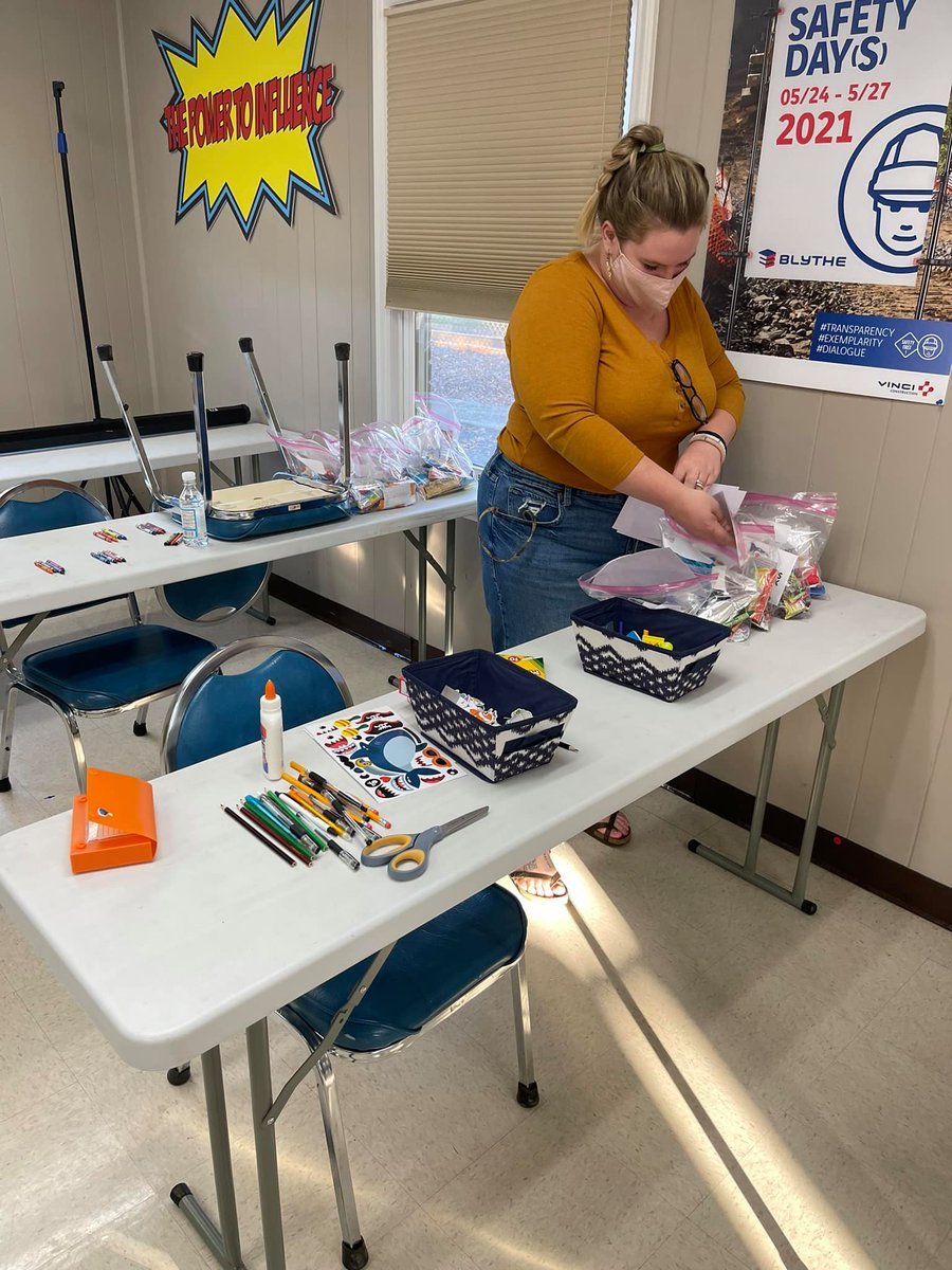 FGCUalumni's tweet photo. 𝙀𝙖𝙜𝙡𝙚𝙨 𝙈𝙖𝙠𝙞𝙣𝙜 𝙖 𝘿𝙞𝙛𝙛𝙚𝙧𝙚𝙣𝙘𝙚🤙

For Make A Difference Day, the North Carolina Eagles made 100+ care packages for Manny's Packs for children in need. The Tampa Eagles volunteered at Pasco County Animal Shelter, providing maintenance &amp; making enrichment toys💙 https://t.co/7KvdspGMUx