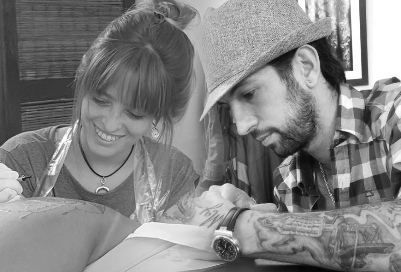 BELLATINTA_'s tweet photo. 📌Sabían que Guido y Meli forman un equipo desde hace más de 7 años? 

☺️Se conocieron a principios del 2014 y desde ahí, son compañeros de vida y del tattoo❤️

🍃Infinidad de anécdotas tenemos, ya iremos contándoles todo😉

#teambellatinta #bellatintatattoo https://t.co/f124xQ9mg8