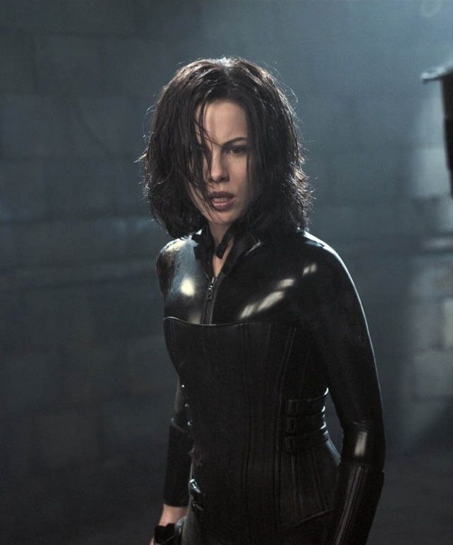 Melonie Mac ✝️🎮🖤 on X: "My hair cut inspiration. Underworld is my fav  movie, had this hair cut at 16 and did it again nearly 2 decades later.  Selene will always be