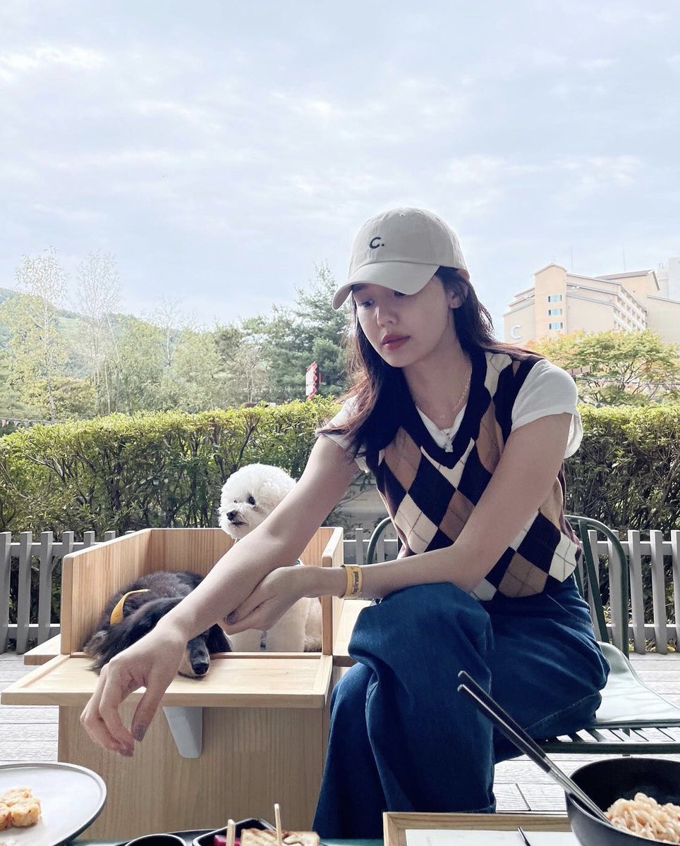 jstarallallj's tweet photo. when I have time, I try to take care of people close to me instead of new people.  Wouldn't it be better to have another cup of coffee with the people you love, then the time you spend to know someone new

      -Jung KyungHo 

KyungHo is the best human❤️
#JungKyungHo https://t.co/upnzGiEMQ5