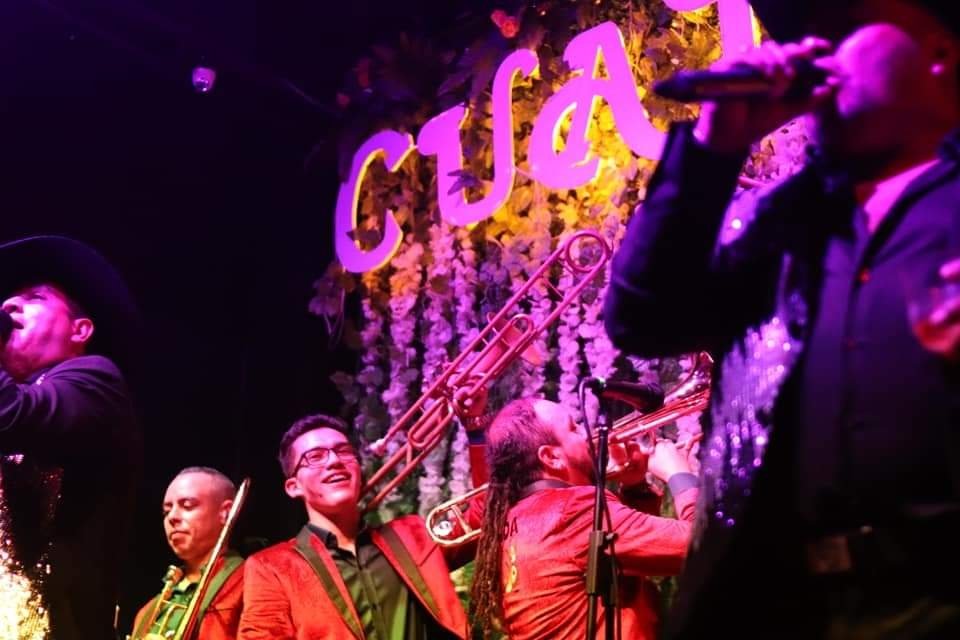 bandamboficial's tweet photo. Con alegría y pasión nos seguimos robando el corazón de grandes y chicos, una sonrisa dice más que mil palabras. 
Una expresión la satisfacción de hacer todo con amor.
Aquí lo nuevo de la #bandalamb ⬇️
Soltero feliz 😎🤙🏻🥃🎶
https://t.co/LVFk2ZVgo0 https://t.co/HIurJrdkiA