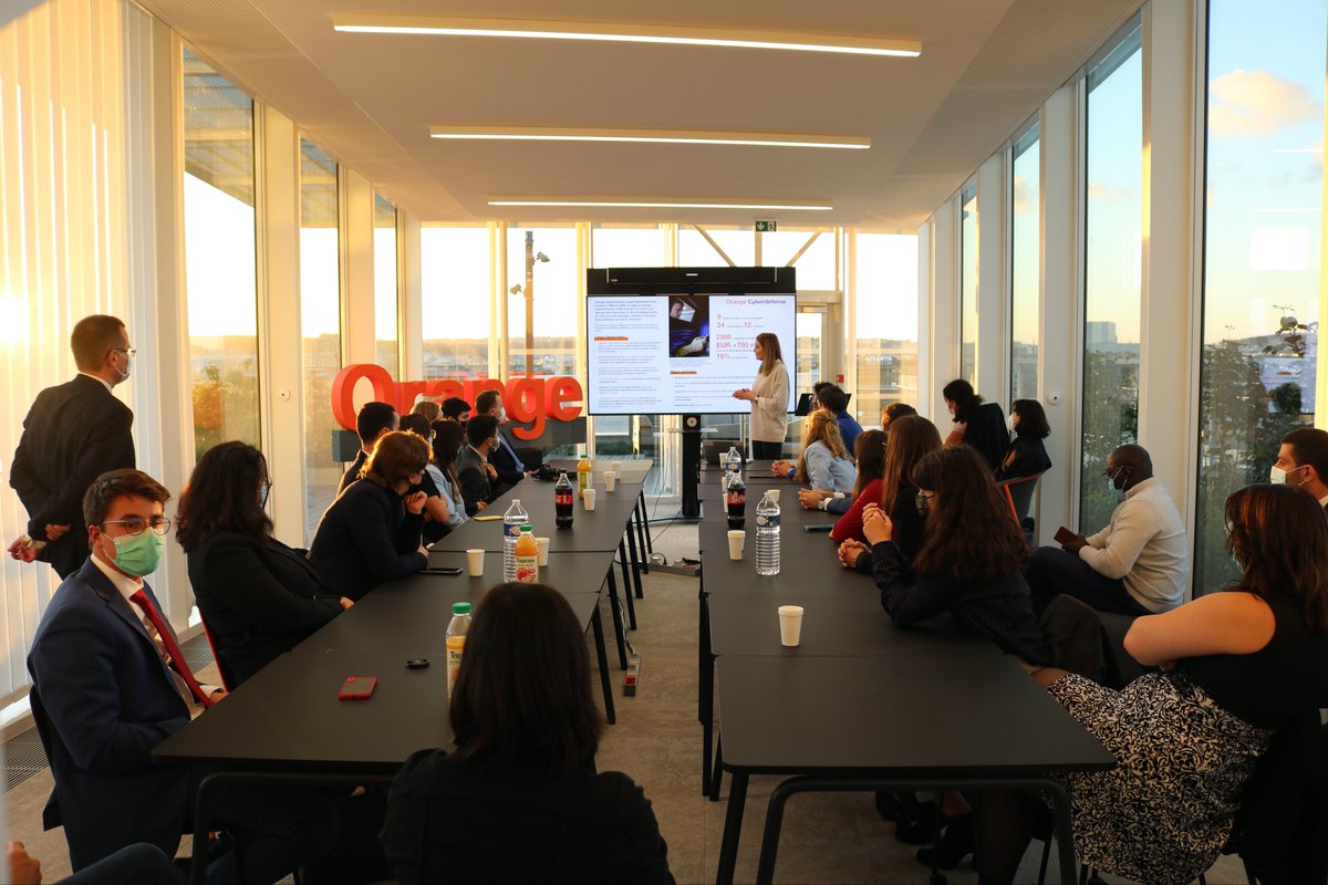 AssoM2DAST's tweet photo. Les étudiants du master 2 DAST ont eu le plaisir de visiter le nouveau siège d’@orange, parrain de la promotion 2021-2022, à Issy-les-Moulineaux 🍊📡 https://t.co/oZvn6zbrcN