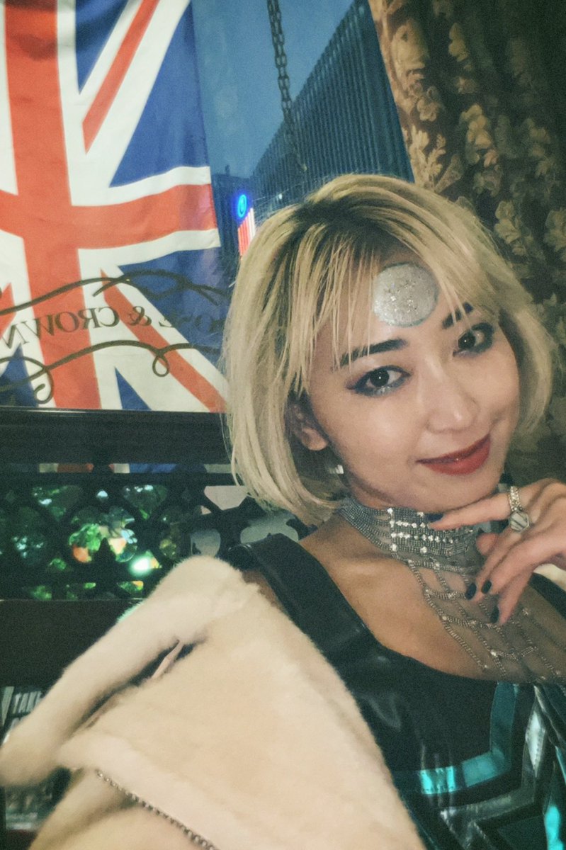 nakazatoami's tweet photo. 若き日のデヴィッド・ボウイを描いた映画「スターダスト」観てきた！
思ったより暗い内容だったのが逆によかった。
苦悩から光を生み出すボウイは本物のスターだ！
さらに好きになったな⚡️🌟⚡️

@STARDUST_MOVIE https://t.co/yqBIhuYkBD