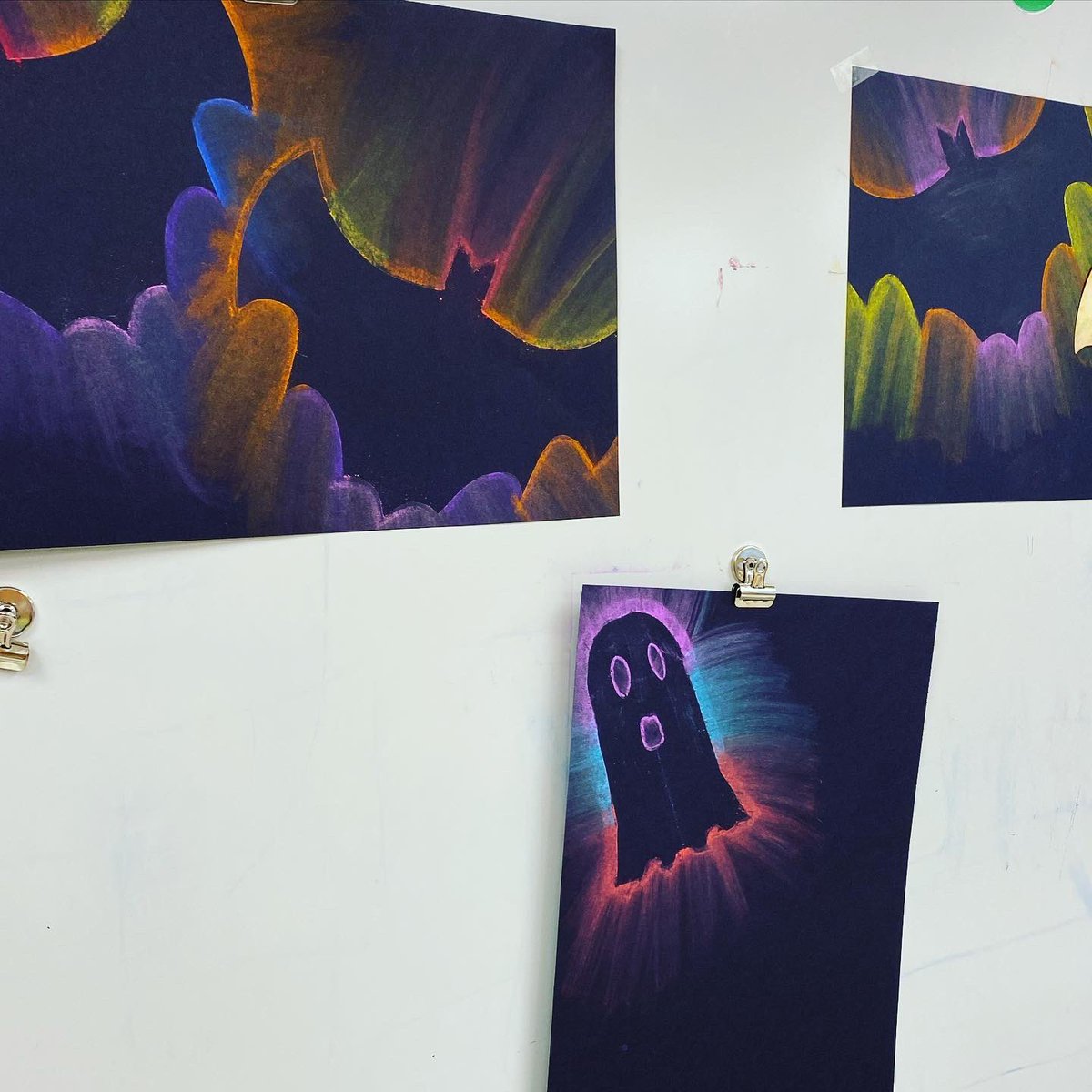 amy_vence's tweet photo. Fourth Graders created these super spooky Chalk Rubbing Designs! Great Job, Artists! @HhdsSchools https://t.co/djB0k6AQEu
