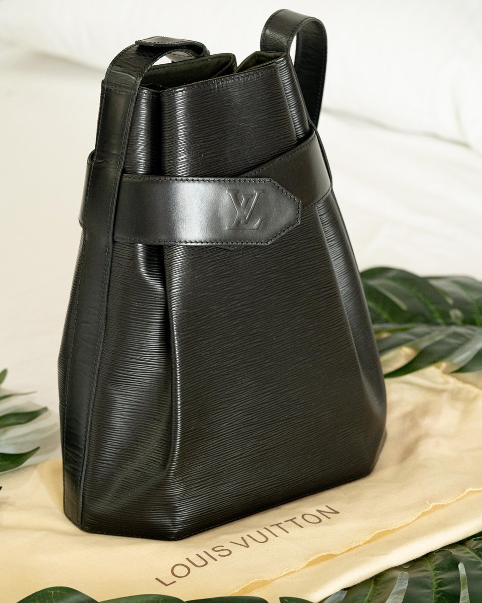 RosjVintage's tweet photo. Borsa raffinata e di classe che farà risaltare la tua personalità ed il tuo stile. Borsa Louis Vuitton modello Sac D'Epaule , borsa a tracolla in pelle EPI nera, vintage anni 90.
Shop now on  https://t.co/KTTyYwQzbP https://t.co/Sskf6AZQaV