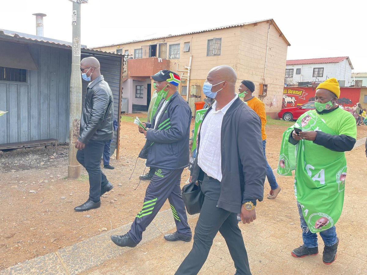 KhomoMashala's tweet photo. Door to door underway in ward 47 with President @HermanMashaba #BringBackMashaba https://t.co/i2DWOKbJSP