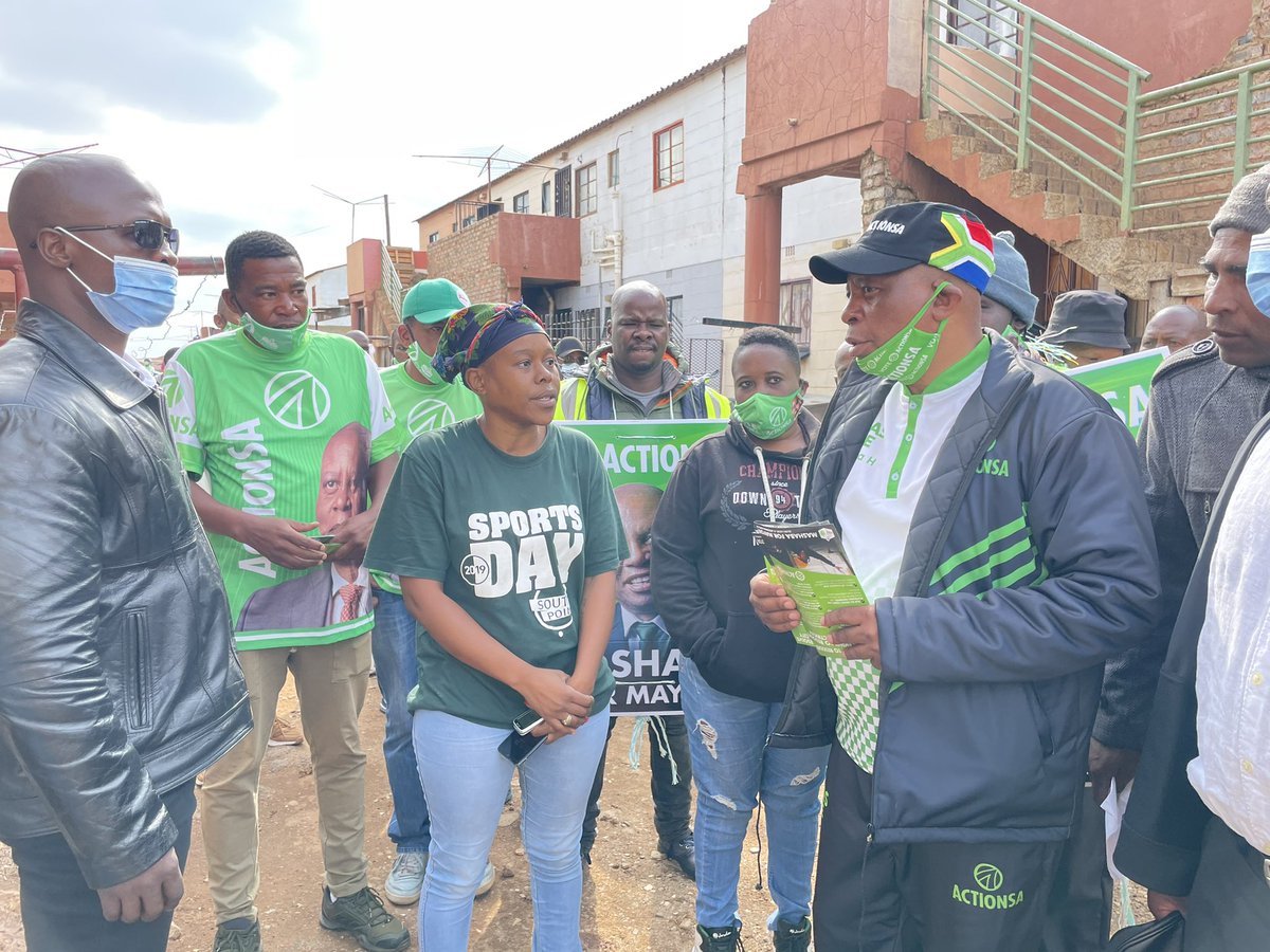 KhomoMashala's tweet photo. Door to door underway in ward 47 with President @HermanMashaba #BringBackMashaba https://t.co/i2DWOKbJSP
