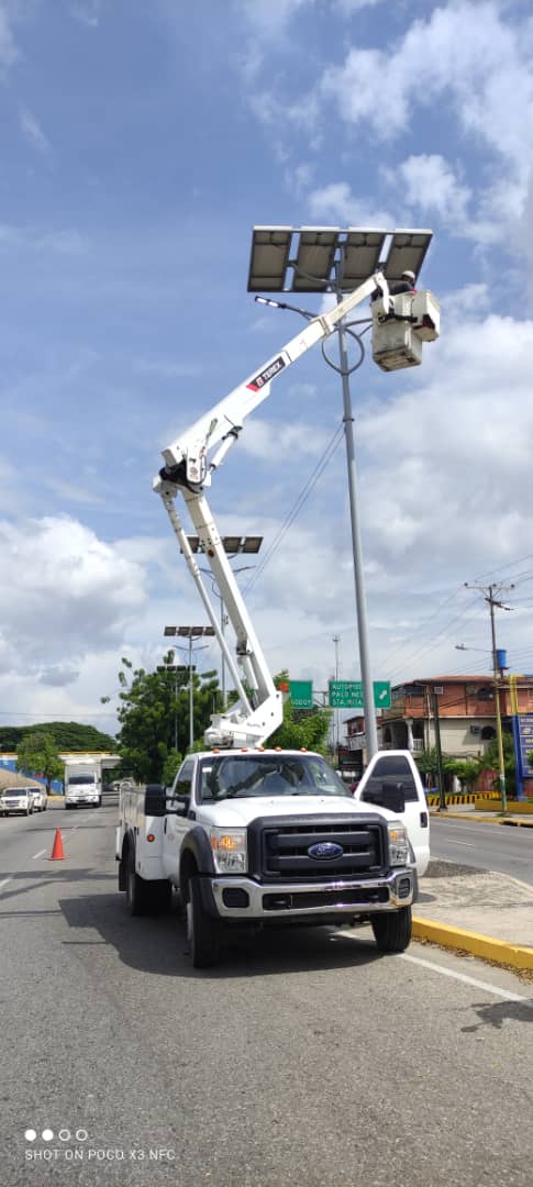PuestoComandoRA's tweet photo. #27Oct Plan de Alumbrado Publico no se detiene, gracias al apoyo del @GobiernoAragua_ , cuadrillas de @amigosdemaracay remplazaron un total de 74 luminarias en las Av. #Aragua y además de 15 reflectores en el Parque Las Ballenas. #Marcay #Aragua
@SGGAragua
#VenezuelaSeVacuna https://t.co/IW1gWyvTbg