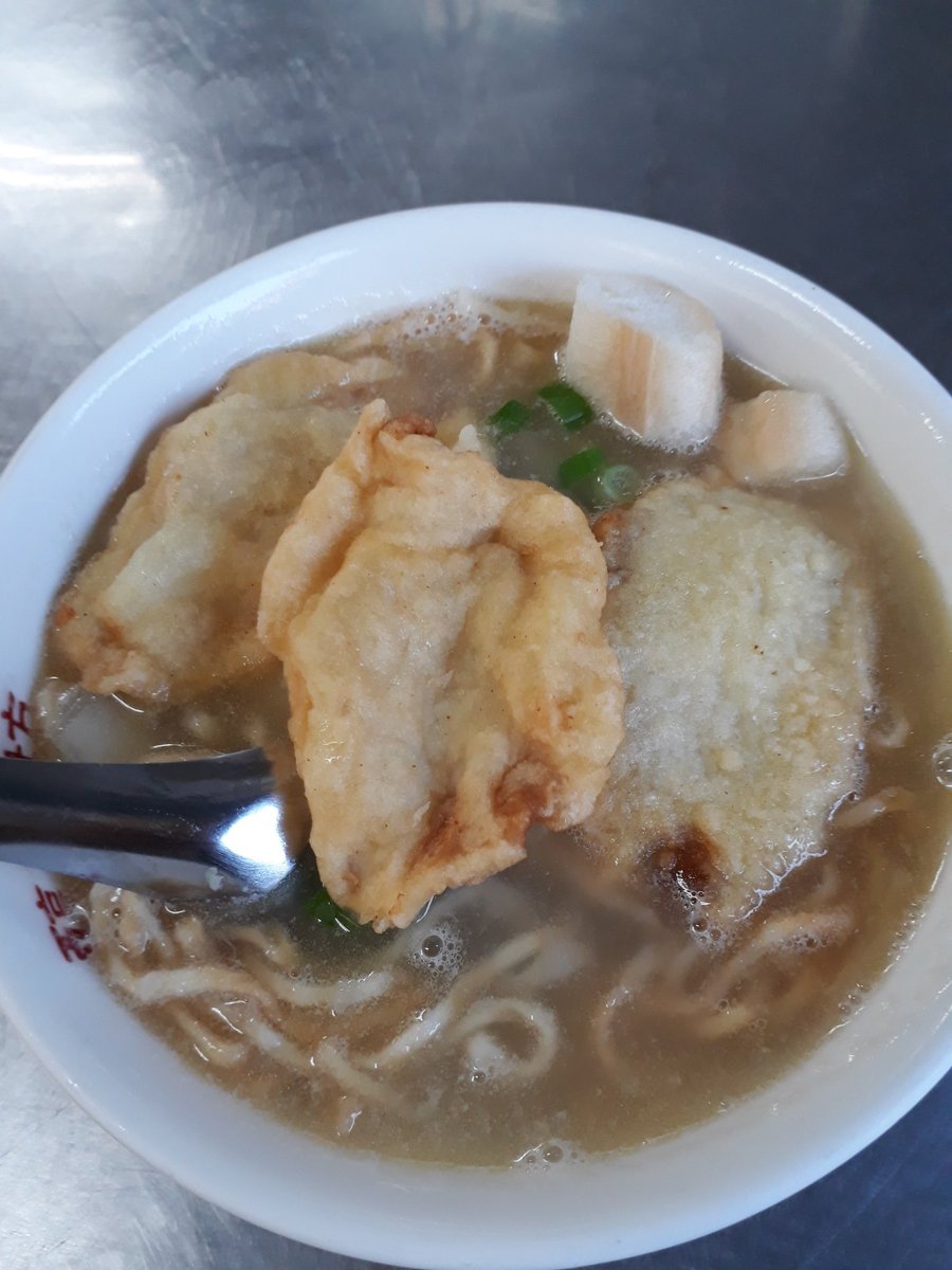 frankego's tweet photo. 目前吃了三個台南鍋燒
1.醇涎坊
2.蘇家鍋燒 
3.李媽媽民族鍋燒

結論是我比較喜歡李媽媽 
［ 醇］的湯頭濃郁 但實在太甜了 配料是兩塊炸魚跟魚板 麵麩 青菜 蛋包 但吃完會感覺有點膩 味覺麻痺疲勞招

［蘇］的湯味道“非常清淡” 配料是蝦 炸魚 魚丸 蛋包 青菜 細鍋燒是特色 但口感普普 沒什麼油味 https://t.co/N1DviWnbU0