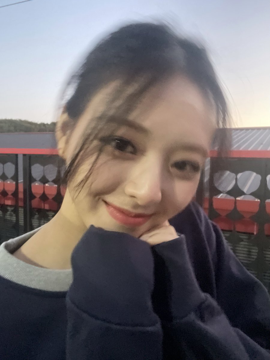 UNIVERSEITZY's tweet photo. [10:26 pm KST] 🐰📸 https://t.co/D7UuCwK6C3