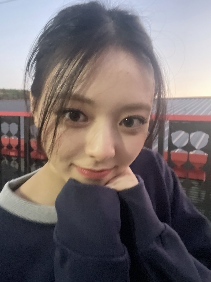 UNIVERSEITZY's tweet photo. [10:26 pm KST] 🐰📸 https://t.co/D7UuCwK6C3