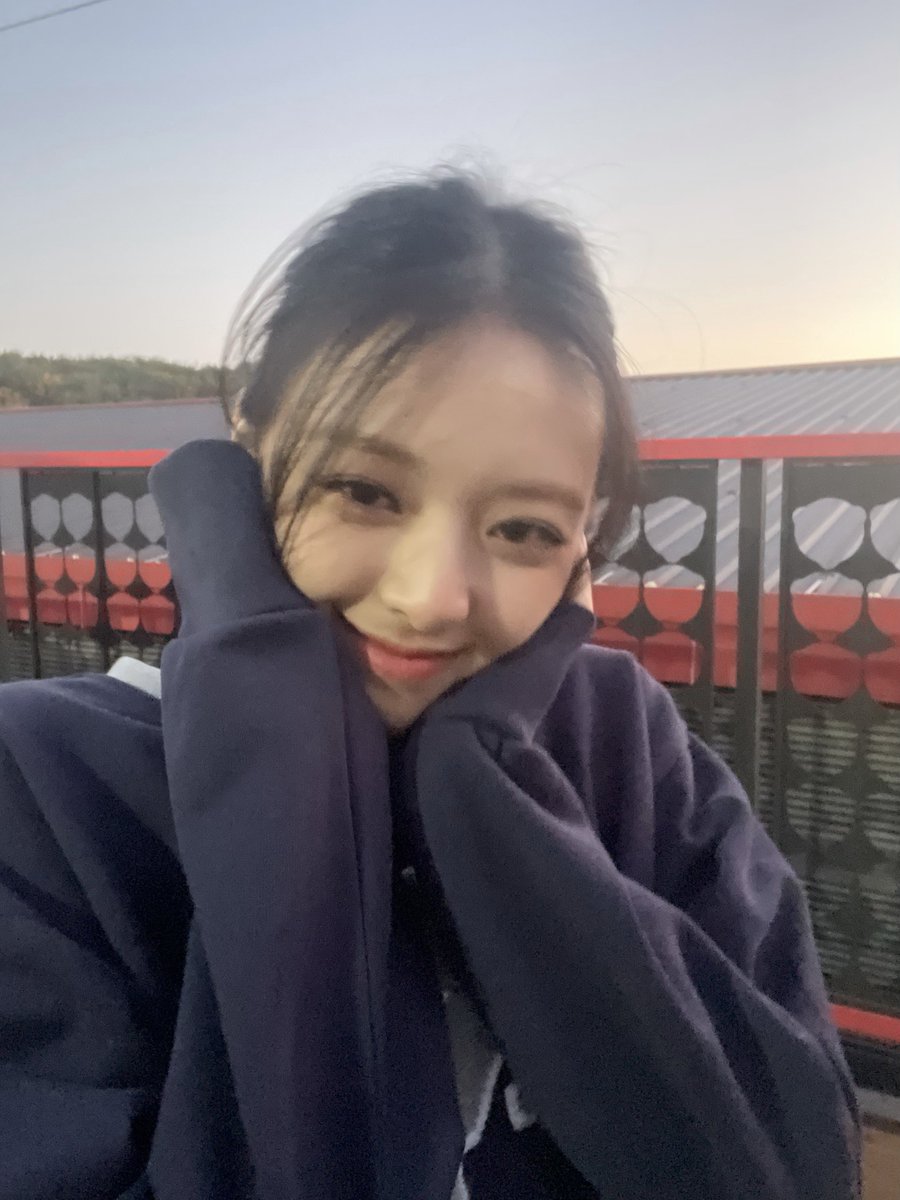 UNIVERSEITZY's tweet photo. [10:26 pm KST] 🐰📸 https://t.co/D7UuCwK6C3