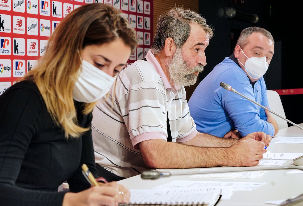AthleticClub's tweet photo. 🏟️ San Mamés acogió ayer la reunión anual de la Agrupación de Peñas del Athletic Club, que sirvió también para repasar las cuentas de la temporada 2019-20, que no pudo realizarse debido a la pandemia. 

🤗 ¡Un placer volver a veros!

#AthleticClub 🦁 https://t.co/V57w63GN6y