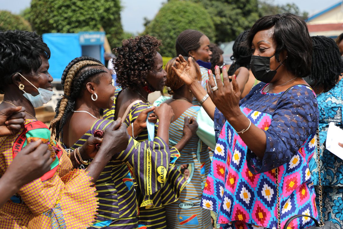 ONUFemmesRDC's tweet photo. Les femmes d'Ituri accueillent dans la joie une délégation de @FemmesLeadeRdc à Bunia pour une mission de solidarité et lancements de @AWLNetwork @Dynafecdrc #RENAFER #REFEPEL https://t.co/flPguDk05a