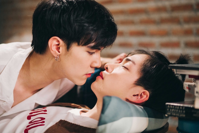 webstarupdate's tweet photo. กลับมาให้ฟินอีกครั้งกับซีรีส์วาย “บทเพื่อน บทเพลง” ประเดิมตอนแรกอาทิตย์ที่ 31 ต.ค.นี้ ที่เลข 30 ที่ “ช่อง 9 MCOT HD” >>  https://t.co/oAK0ipuqVN
#บทเพื่อนบทเพลง #LeoTai https://t.co/D3y8lXy4j7