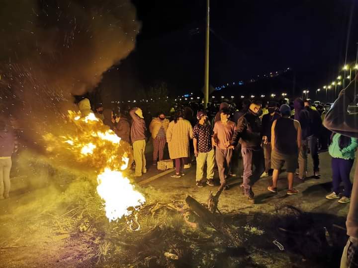 LaFuenteMedia's tweet photo. #URGENTE 
#UltimaHora #Ecuador

El #ParoNacionalEcuador registra el bloqueo de varias vías, principalmente en la Panamericana Norte, en su segundo día de manifestaciones. https://t.co/wmb257XEvJ