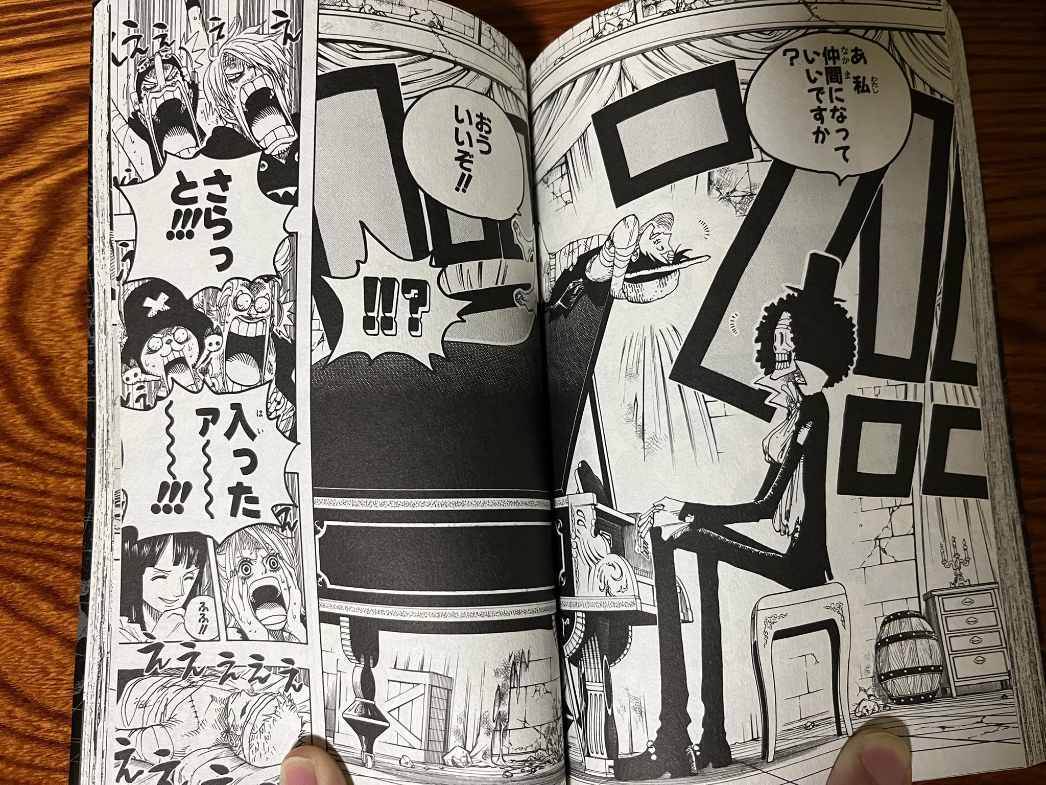 うる 巻五十からの一コマ ブルックが正式に仲間になる ノリが軽い 骨だけに 魚人島を目指す一味の船に 人魚のケイミー ヒトデのパッパグが降ってくる 彼女らの友達 はっちゃんが捕まっていることがわかり たこ焼きのために救出を手伝うことに 100