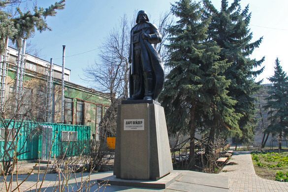 ¡Ñoños ex-soviéticos regocijaos! Tras la caída de la URSS, la ciudad ucraniana de Odessa decidió hacer mejor uso de su patrimonio material volviéndolo cultura pop: de Lenin a Darth Vader. bit.ly/3mc0KDu