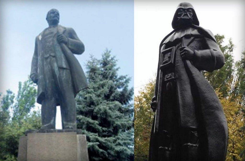 FinisimosFilmes's tweet photo. ¡Ñoños ex-soviéticos regocijaos! Tras la caída de la URSS, la ciudad ucraniana de Odessa decidió hacer mejor uso de su patrimonio material volviéndolo cultura pop: de Lenin a Darth Vader. https://t.co/b35DKAaFte https://t.co/yspD1So1Rj