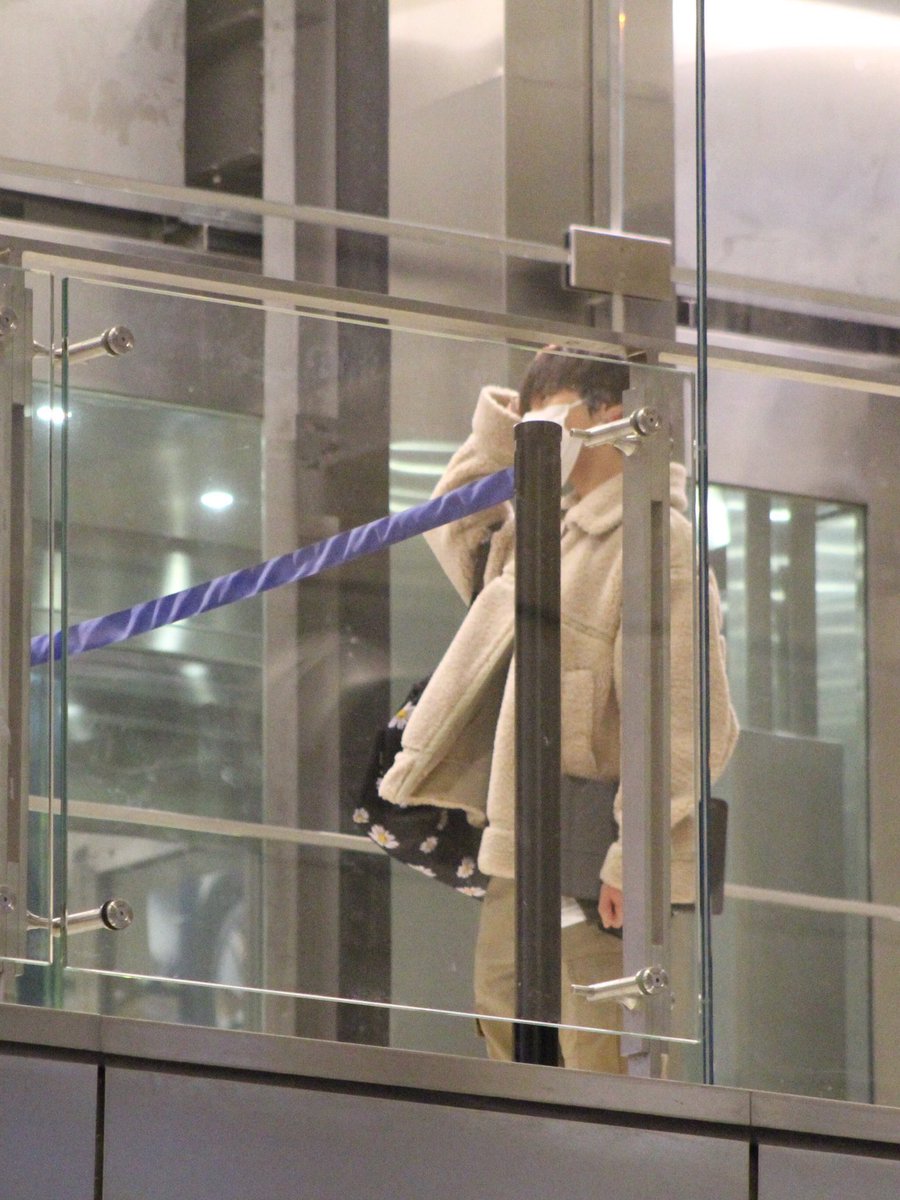 เข้าใจแล้วว่าที่ต้องมีเมเนคอยนำทางหรือหนูคอยจับอยู่ตลอดนอกจากจะกันโดนเบียดแล้วคือหลุดแถวไม่รู้ทาง ไม่งั้นหนูจะหลงสนามบินแบบนิ้อะ ฮือ ไปไหนกันหมด เตนล์หาไม่เจอแล้วว ʚ̴̶̷᷄＿ʚ̴̷̷᷅