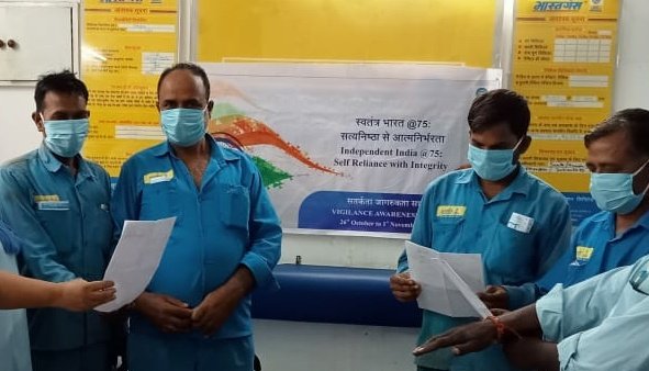 bpclpiyala's tweet photo. Vigilance Awareness Week from 2021. Pledge taken by staff of  LPG distributorships in Delhi &amp; Haryana under Piyala Territory. @BPCLimited @BPCL_StateDelhi @time3027 @guptap4168 @pandeyycbpcl @azaadsukesh @AbbasAkhtar18 @MonaSrivastava9 @Santosh72087448 https://t.co/z601iO6Ll9