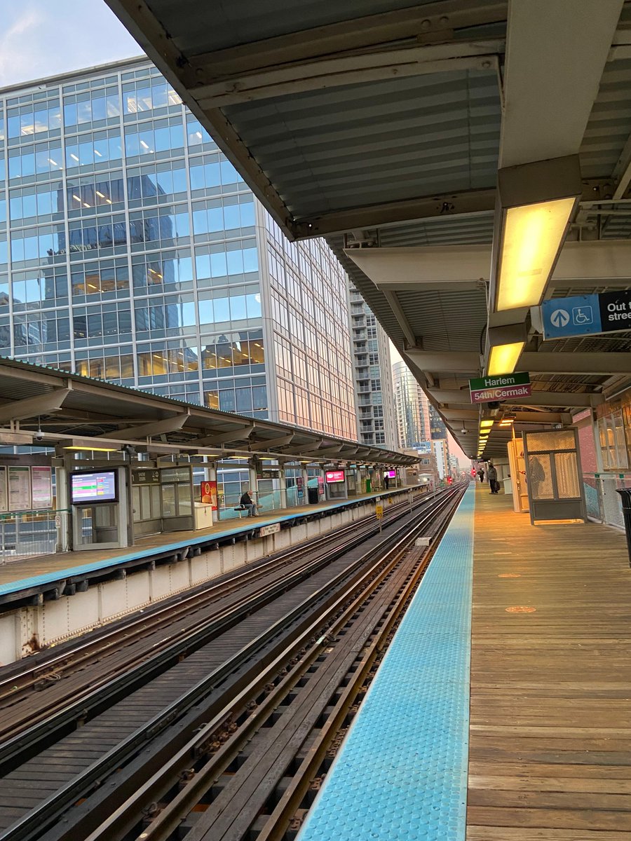 cta's tweet photo. Good morning from the Clinton stationπ
#OnTheL https://t.co/jO8JHZjO1X