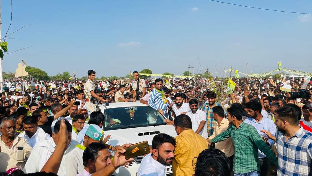 TeemHb's tweet photo. आज जीव होरो है।वल्लभ नगर की जनता जनार्दन का दिल से आभार।
नागौरी शेर वल्लभनगर की धरती पर शानदार एंट्री!
#RLPITCEEL #RLPMedia #RLPTeam जालोर साचौर
@RLPINDIAorg @hanumanbeniwal https://t.co/SHjV23etFC