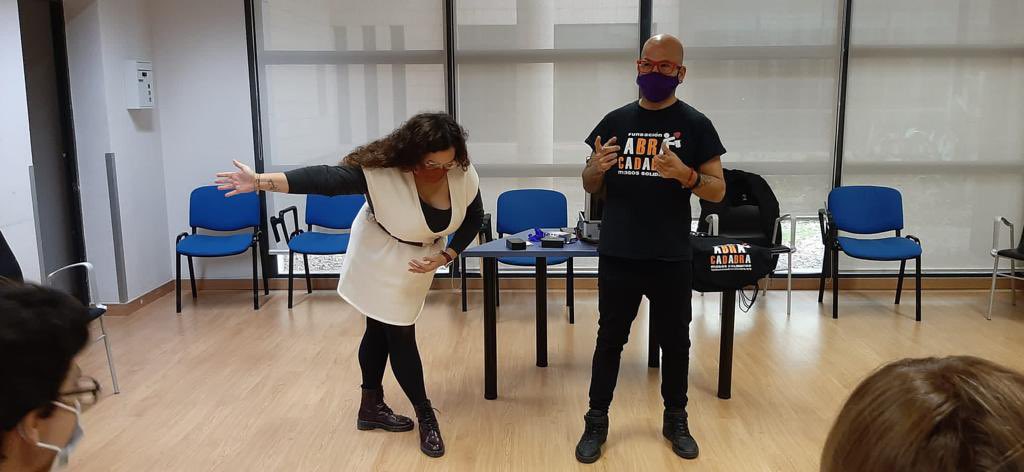 SaludMentalHSLL's tweet photo. En el 🏥 @SonLlatzer disfrutamos del taller de #magia con el mago Fer de la Fundación @fundabracadabra https://t.co/3X6QXa4kbv