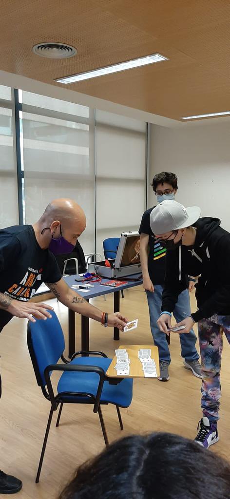 SaludMentalHSLL's tweet photo. En el 🏥 @SonLlatzer disfrutamos del taller de #magia con el mago Fer de la Fundación @fundabracadabra https://t.co/3X6QXa4kbv
