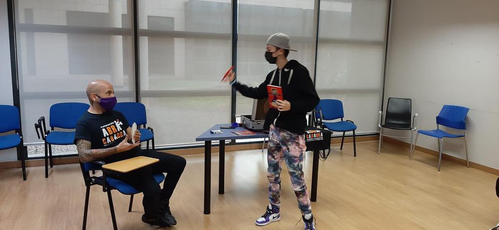 SaludMentalHSLL's tweet photo. En el 🏥 @SonLlatzer disfrutamos del taller de #magia con el mago Fer de la Fundación @fundabracadabra https://t.co/3X6QXa4kbv