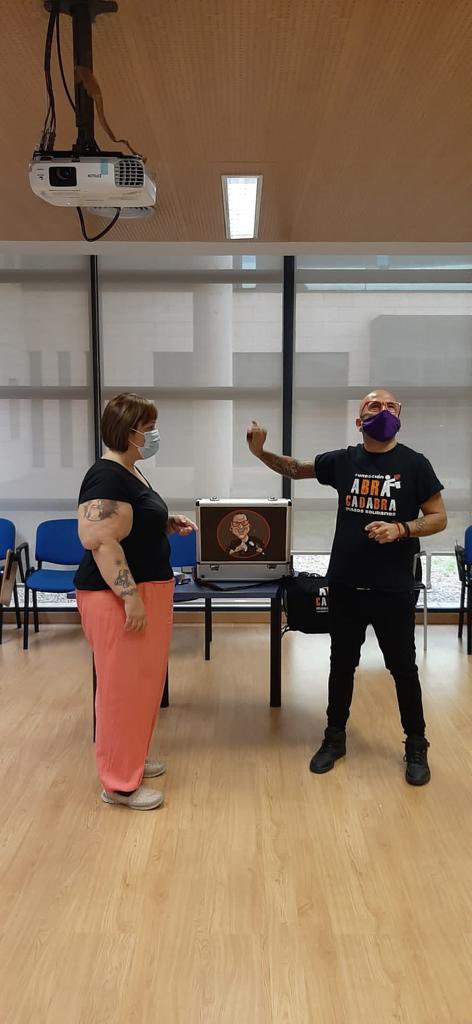 SaludMentalHSLL's tweet photo. En el 🏥 @SonLlatzer disfrutamos del taller de #magia con el mago Fer de la Fundación @fundabracadabra https://t.co/3X6QXa4kbv
