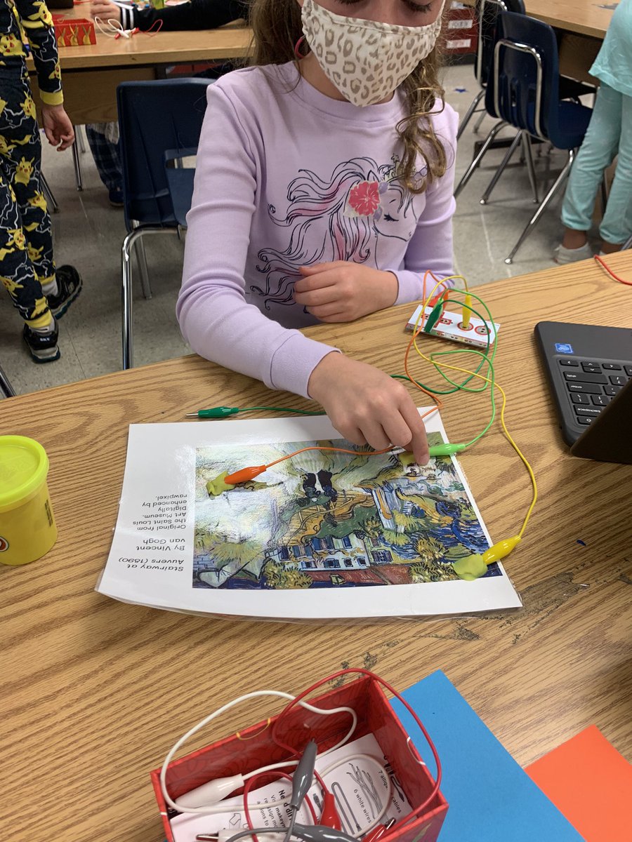 Thearclark's tweet photo. Makerspace showcase! 4th Ss used @scratch @makeymakey to bring artwork to life! #OESInspires #ITCinspres #fcpsitc @fcpsk12 https://t.co/mKswBFcoGn