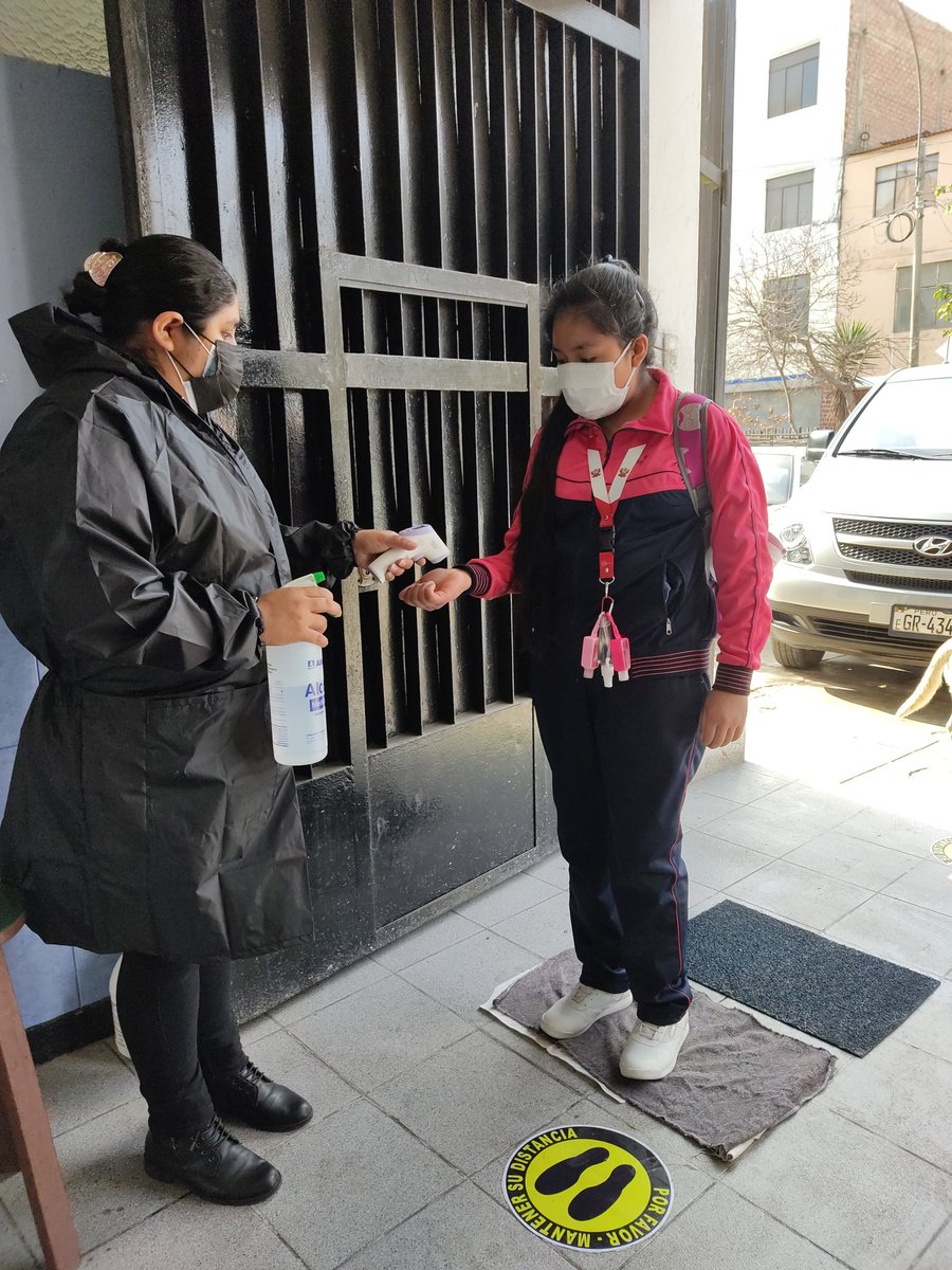 drelm_lima's tweet photo. La IE Micaela Bastidas de #Breña abre sus puertas, con todos los protocolos de bioseguridad, para recibir a 44 estudiantes de secundaria en actividades semipresenciales que se realizarán 2 días a la semana. https://t.co/DBAsGf4phj